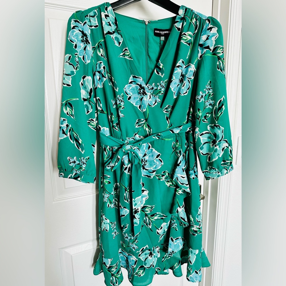 KARL LAGERFELD PARIS Short “Mini” Floral Dress in Green with 3/4 Sleeves.